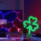 Green Clover Neon Sign Light – USB & Battery Powered Summer Tabletop Lamp for Bedroom, Bar, or Outdoor Vibes